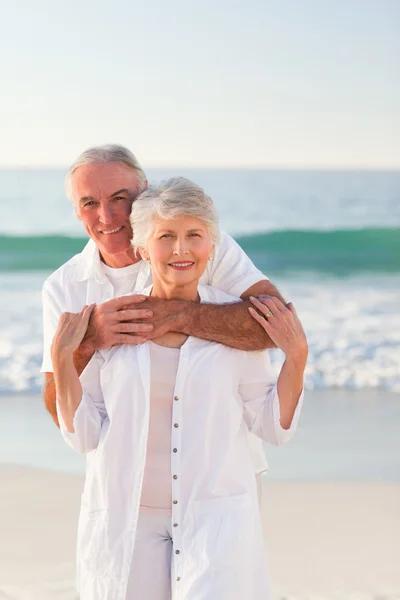 Man hugging his wife on the beach — Stock Photo, Image