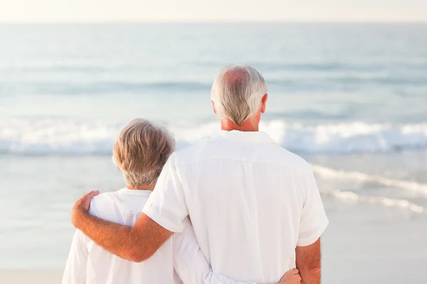 Man hugging his wife on the beach — Stock Photo, Image