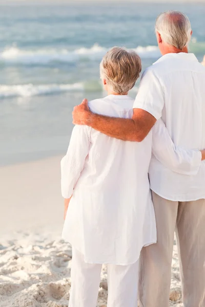 Чоловік обіймає свою дружину на пляжі — стокове фото