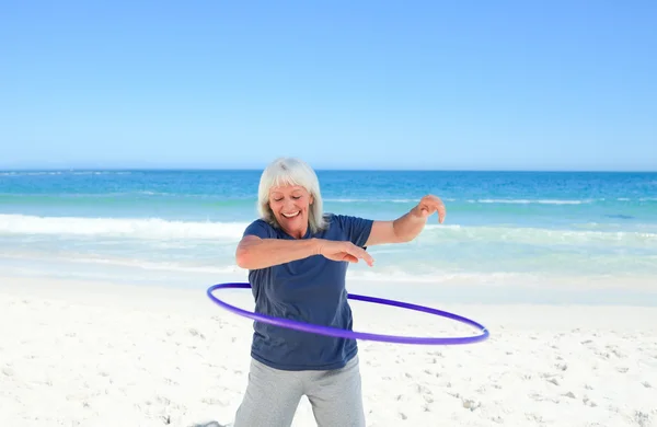 Senior mulher brincando com seu aro — Fotografia de Stock