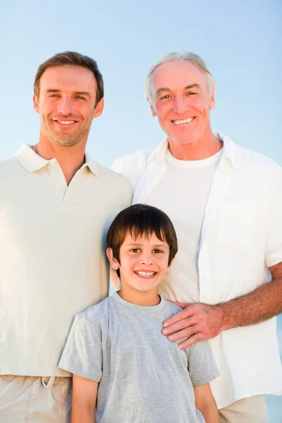 Familie aan het strand — Stockfoto