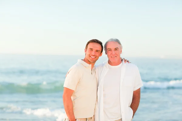 Padre con suo figlio in spiaggia — Foto Stock