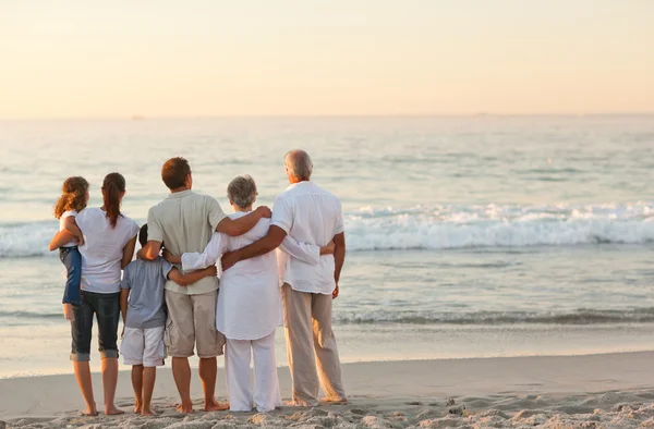 Красива сім'я на пляжі — стокове фото