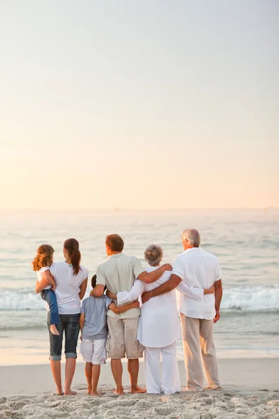 Schöne Familie am Strand — Stockfoto