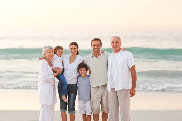 Bela família na praia — Fotografia de Stock