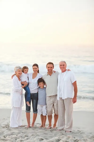 Όμορφη οικογένειά του στην παραλία — Φωτογραφία Αρχείου