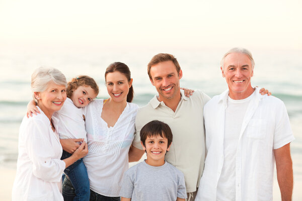 Vacker familj på stranden — Stockfoto