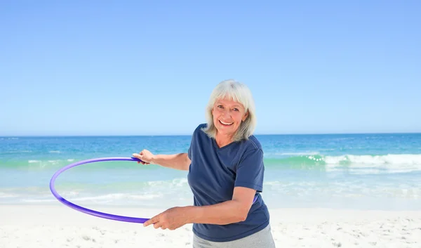 Senior vrouw spelen met haar hoepel — Stockfoto