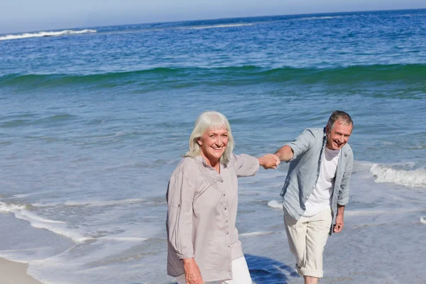 Idős házaspár, séta a tengerparton — Stock Fotó