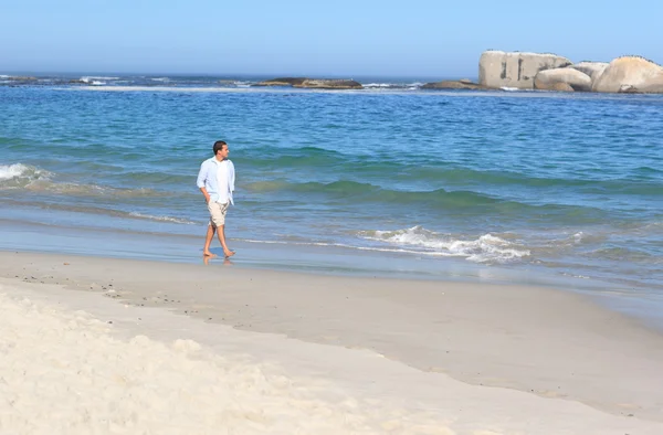 해변을 걷는 남자 — 스톡 사진