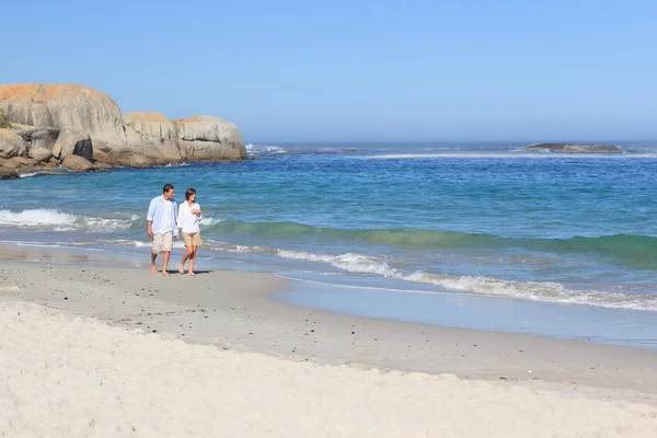 在海滩上散步的情侣 — 图库照片