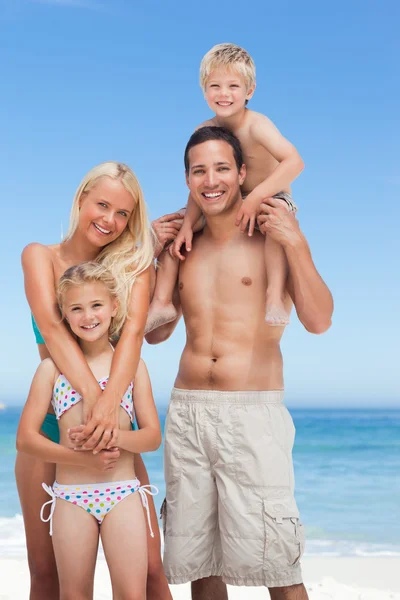 Familia feliz en la playa —  Fotos de Stock