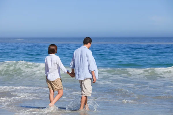 Para spaceru na plaży w słońcu — Zdjęcie stockowe