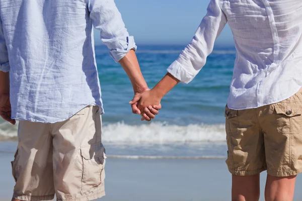 Zakochana para szuka nad morzem — Zdjęcie stockowe