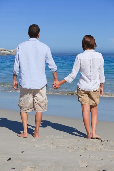 Enamored couple looking at the sea — Stock Photo, Image