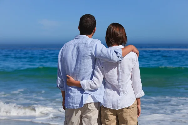 Enamorado casal olhando para o mar — Fotografia de Stock