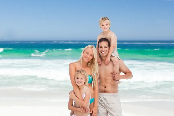 ビーチで幸せな家族 — ストック写真