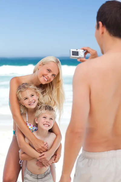 Man tar ett foto av sin familj — Stockfoto