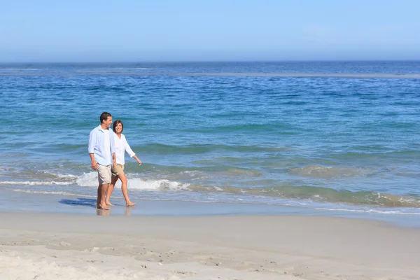 Casal andando na praia — Fotografia de Stock