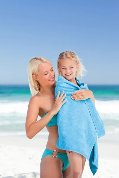 Mãe com sua filha em sua toalha — Fotografia de Stock