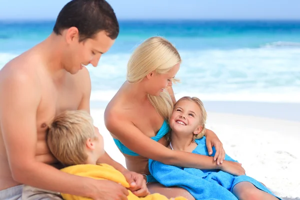 Parents with their children in their towels — Stock Photo, Image