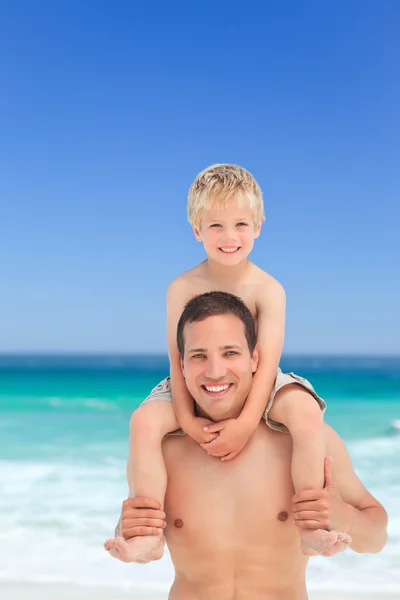 Vader zoon geven een piggyback — Stockfoto