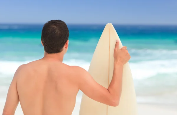 Mannen med sin surfbräda — Stockfoto