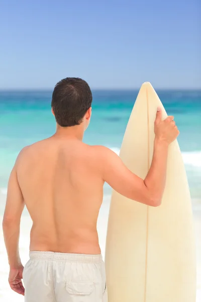 男人与他的冲浪板 — 图库照片