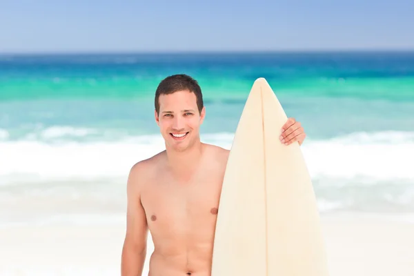 Mannen med sin surfbräda — Stockfoto