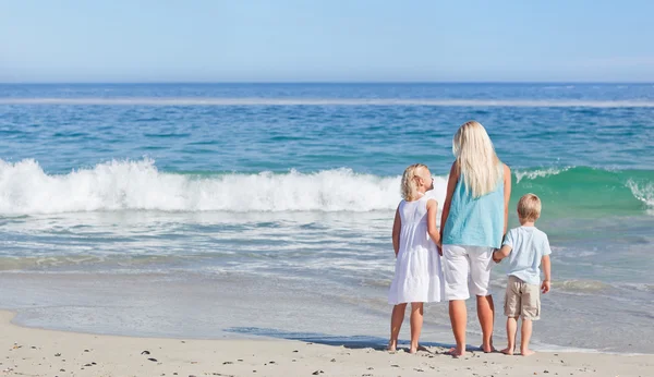 Χαρούμενη οικογένεια περπάτημα στην παραλία — Φωτογραφία Αρχείου