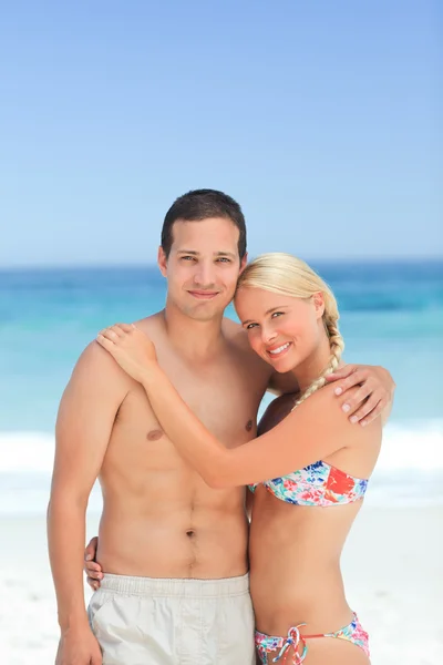 女人 huging 她的丈夫在海滩上 — 图库照片