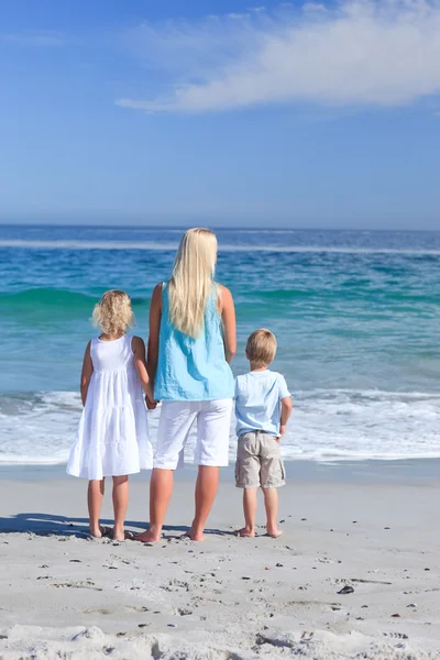 Joyeuse famille marchant sur la plage — Photo