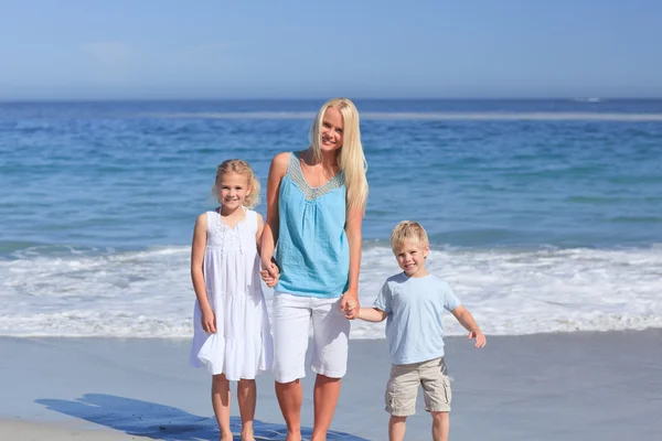 Familia alegre caminando por la playa —  Fotos de Stock