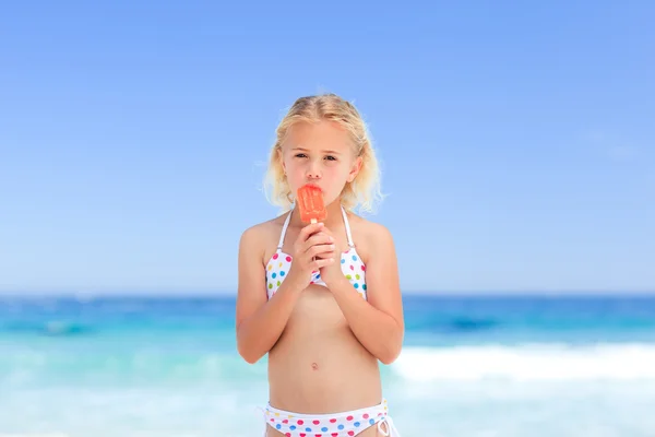 Маленькая девочка ест мороженое — стоковое фото