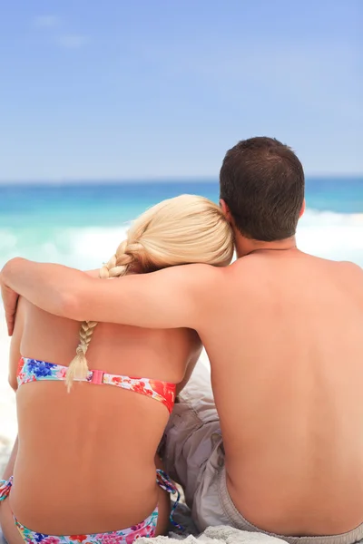 Mann umarmt seine Freundin, während sie auf das Meer schauen — Stockfoto
