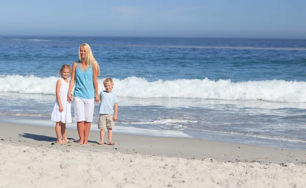 Gioiosa passeggiata in famiglia sulla spiaggia — Foto Stock