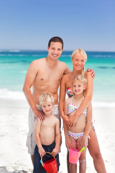 Família radiante na praia — Fotografia de Stock