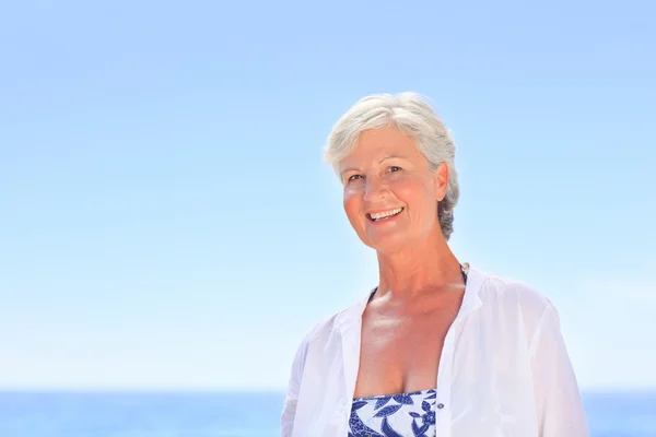 Retrato de uma mulher idosa na praia — Fotografia de Stock