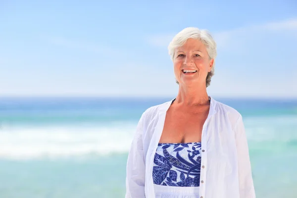 해변에 있는 나이든 여자 의사 진 — 스톡 사진