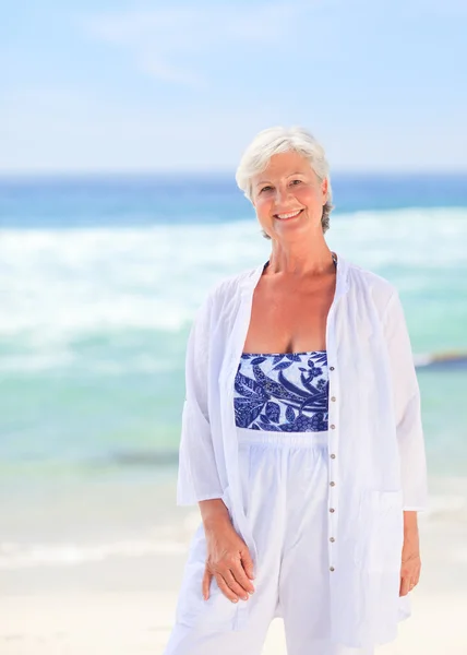 Portret van een oudere vrouw op het strand — Stockfoto
