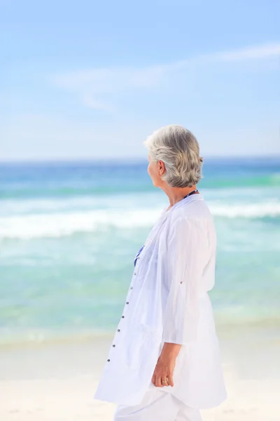 Portrét starší ženy na pláži — Stock fotografie