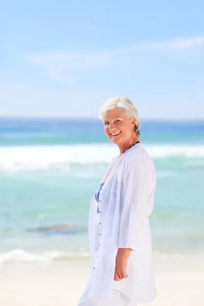 Portret starszej kobiety na plaży — Zdjęcie stockowe