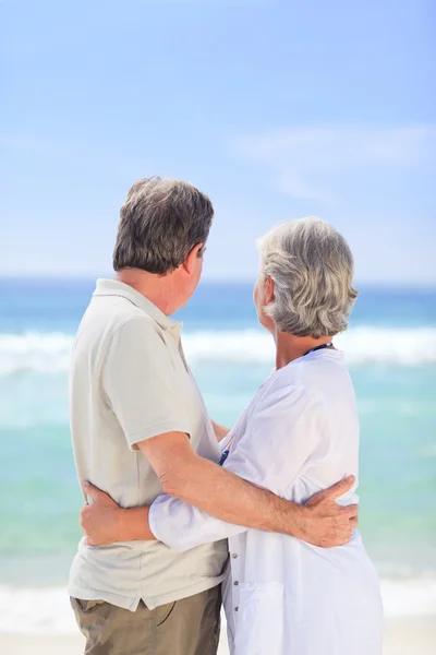 Älterer Mann umarmt seine Frau — Stockfoto