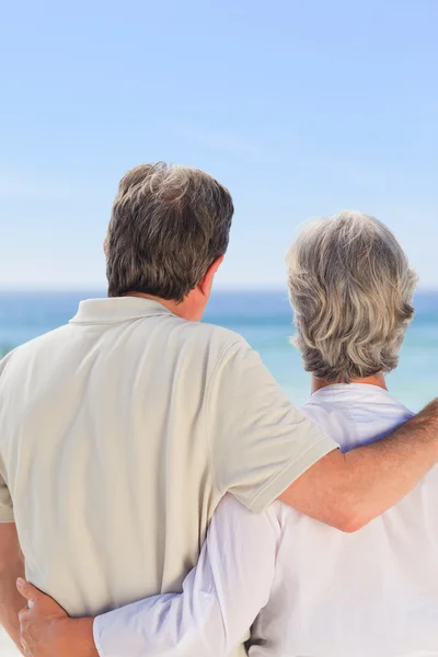 Äldre par tittar på havet — Stockfoto