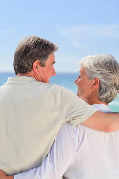 Para starszy patrząc na morze — Zdjęcie stockowe
