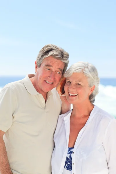 Nyugdíjas pár a héj nélküli zenehallgatás — Stock Fotó