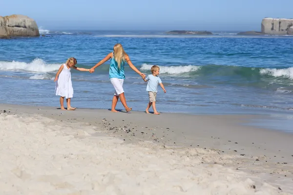 Familie geht am Strand spazieren — Stockfoto