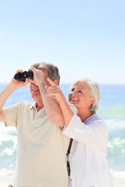 Senior Paar Vogelbeobachtung am Strand — Stockfoto