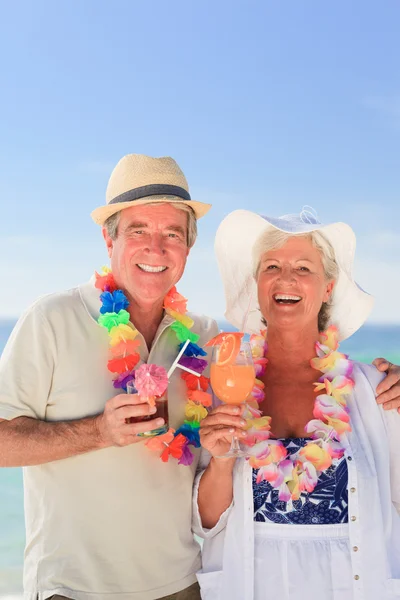 Yaşlı çift sahilde kokteyl içme — Stok fotoğraf