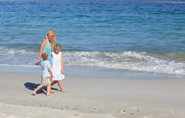 海岸を歩く家族 — ストック写真